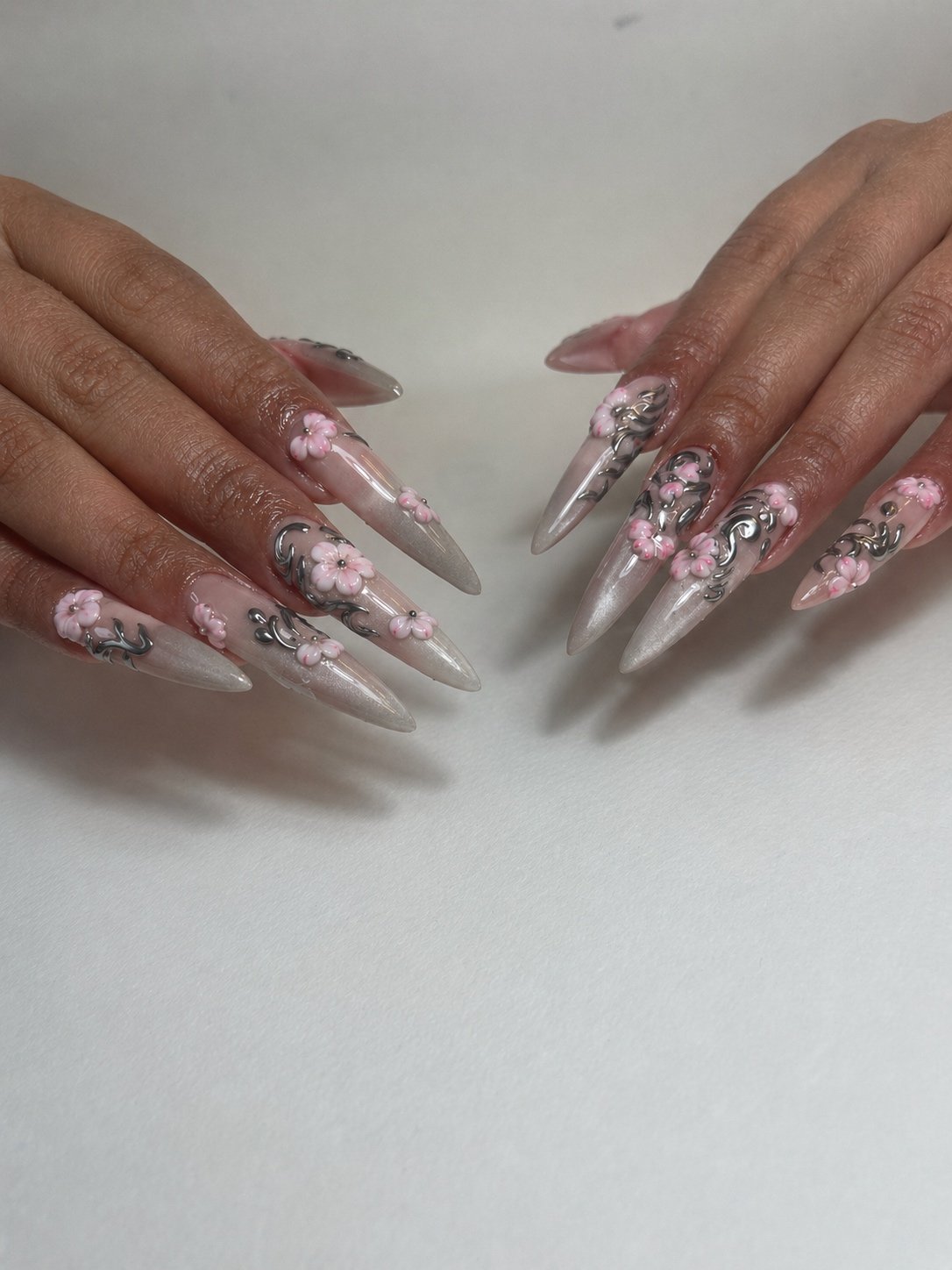 Stiletto nails με ροζ 3D λουλούδια και ασημί chrome σχέδια, Nailverse Ηράκλειο